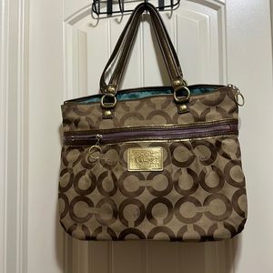 Gently used older COACH purse, no stains or sign of wear. Pretty good condition
